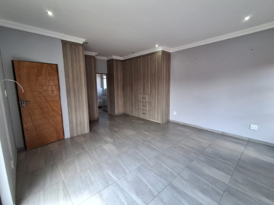 5 Bedroom Property for Sale in Wild Olive Estate Free State